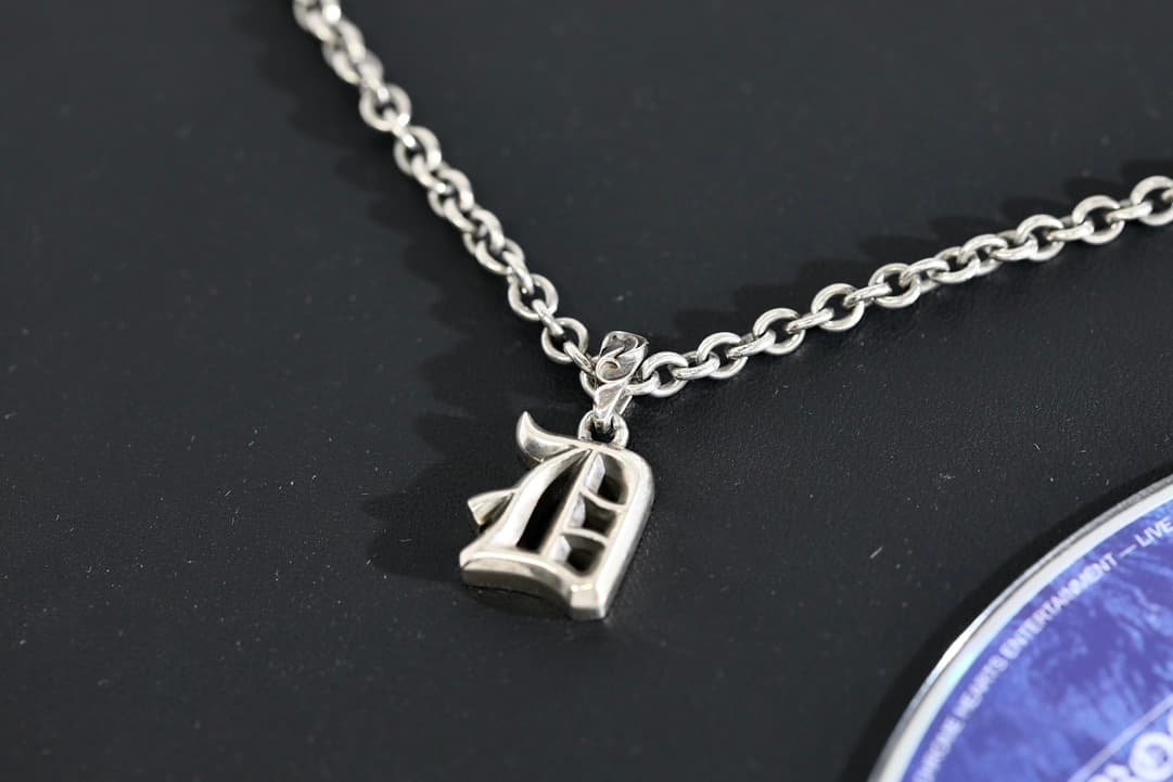 Серебряная подвеска с готической буквой D Chrome Hearts на цепочке