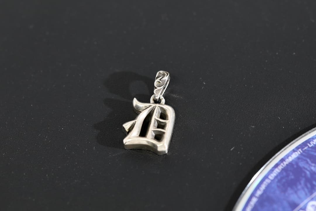 Фронтальный вид подвески в форме буквы D Chrome Hearts из серебра 925 пробы
