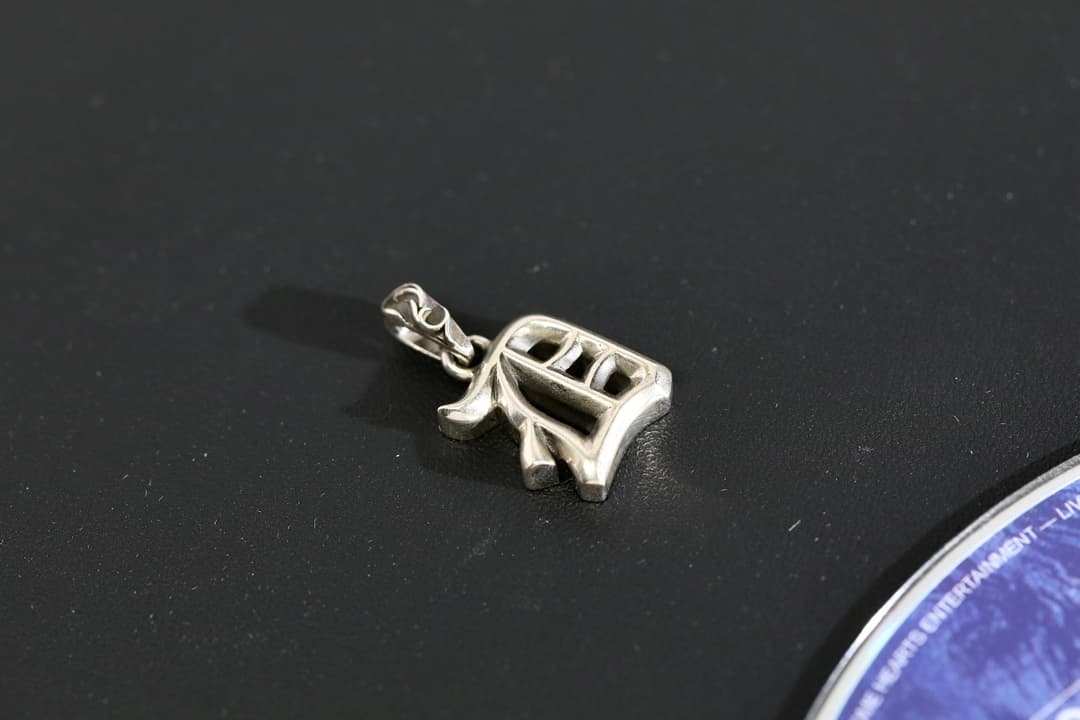 Подвеска-буква D Chrome Hearts крупным планом под углом