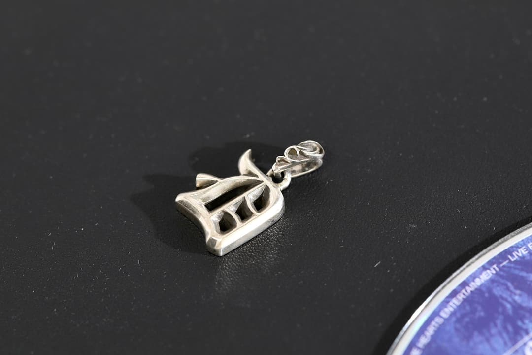 Серебряный кулон Chrome Hearts с буквой D и рельефным ушком