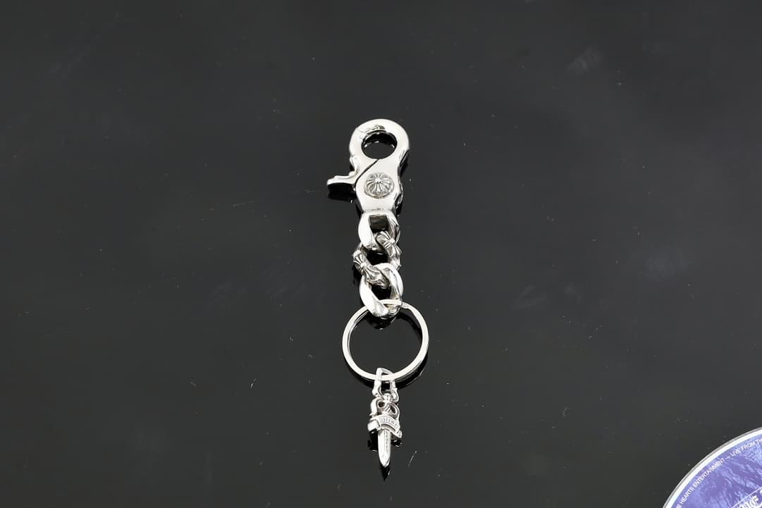 Серебряный брелок с карабином и подвеской Dagger