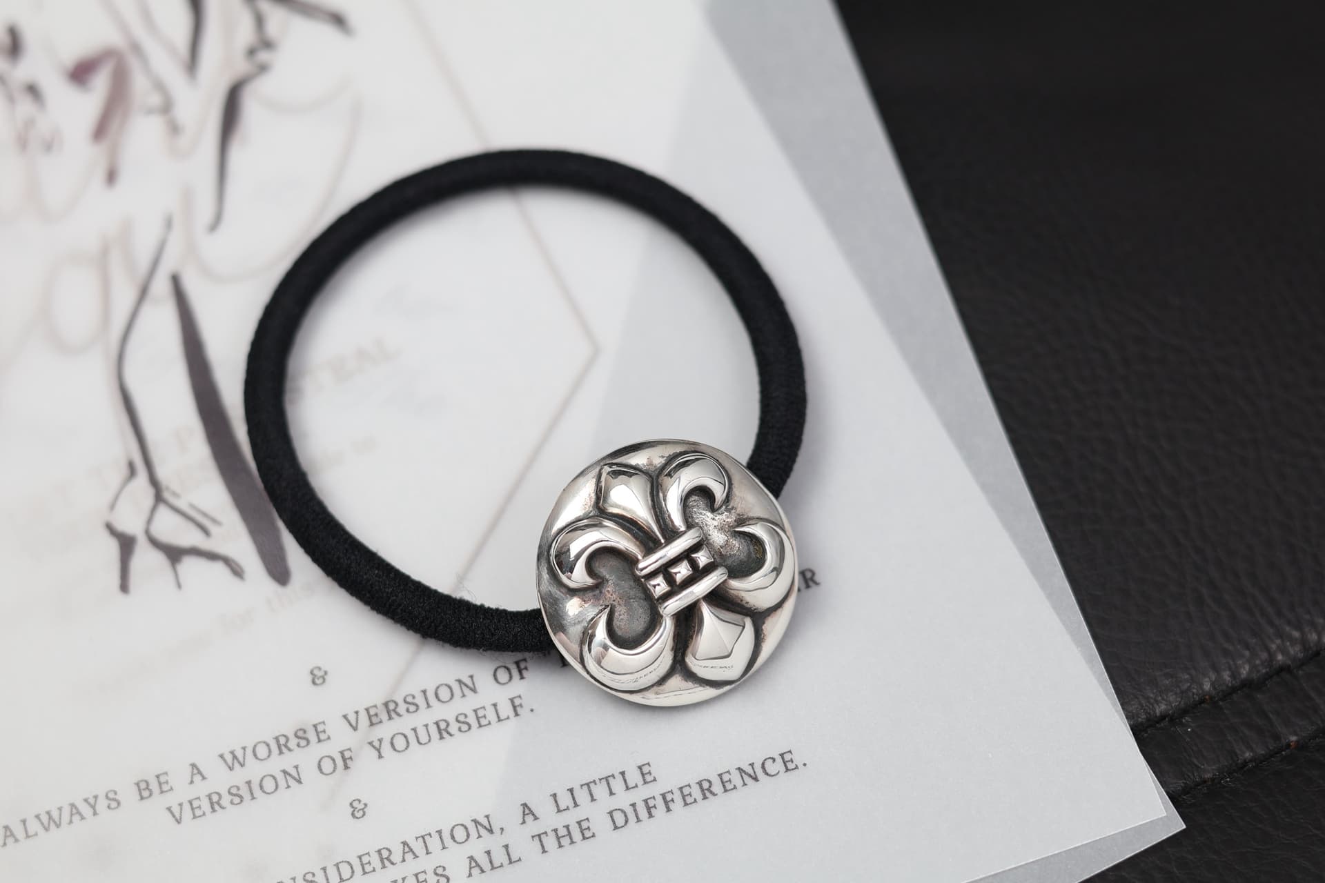 Черная резинка для волос Chrome Hearts с серебряным элементом BS Fleur