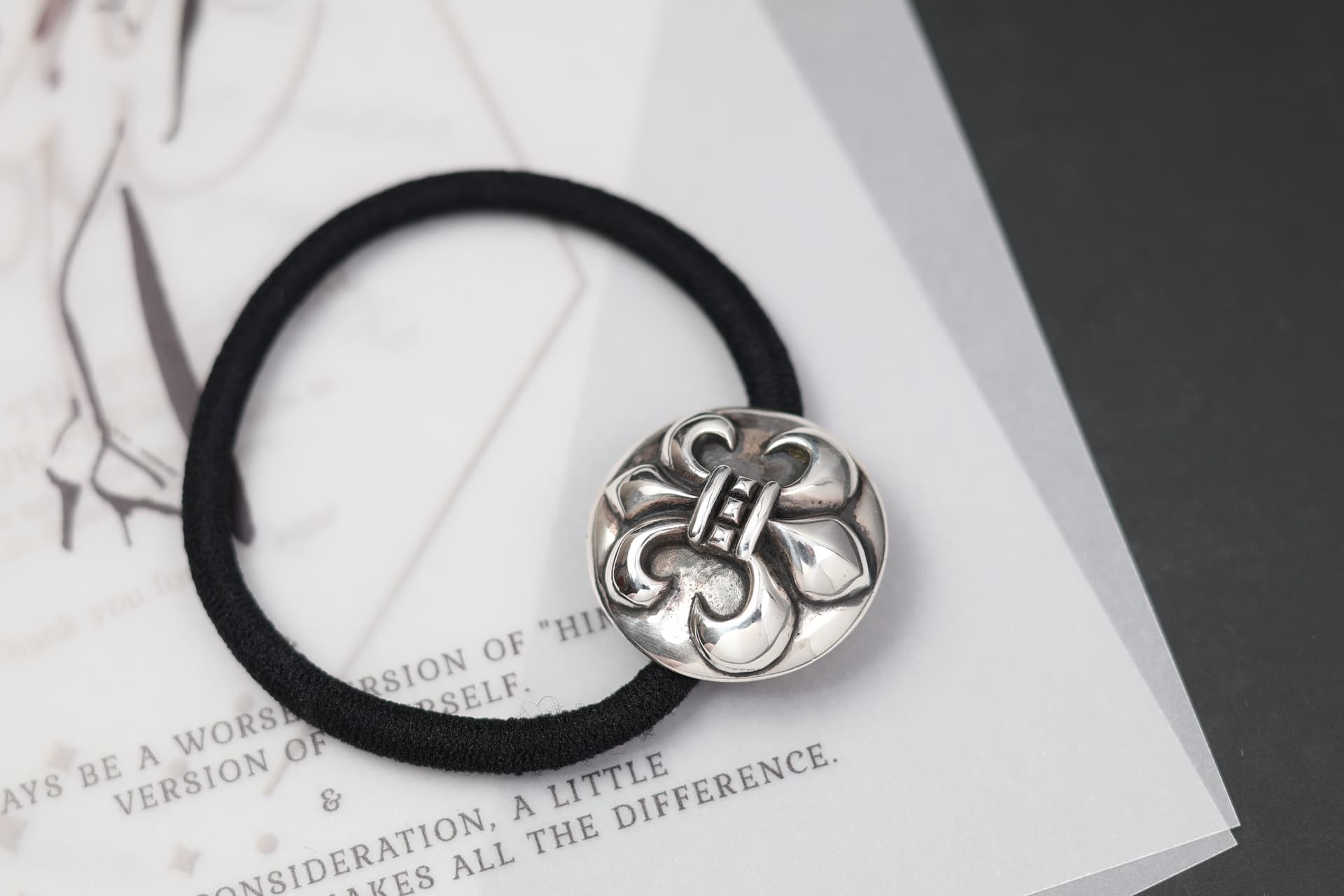 Серебряная накладка в виде геральдической лилии BS Fleur на резинке Chrome Hearts