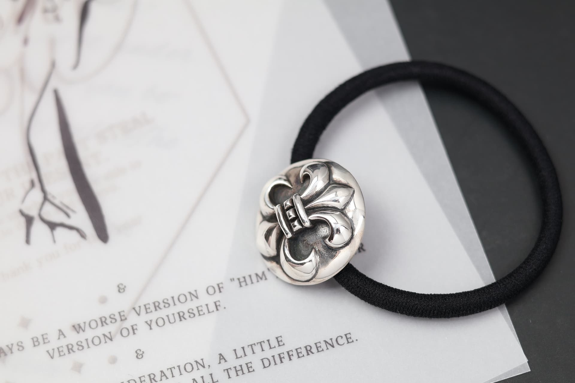 Объемный серебряный элемент BS Fleur на эластичной резинке Chrome Hearts