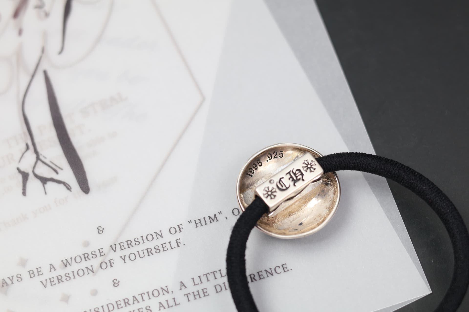 Обратная сторона серебряного элемента резинки Chrome Hearts с гравировками 1993, .925 и CH
