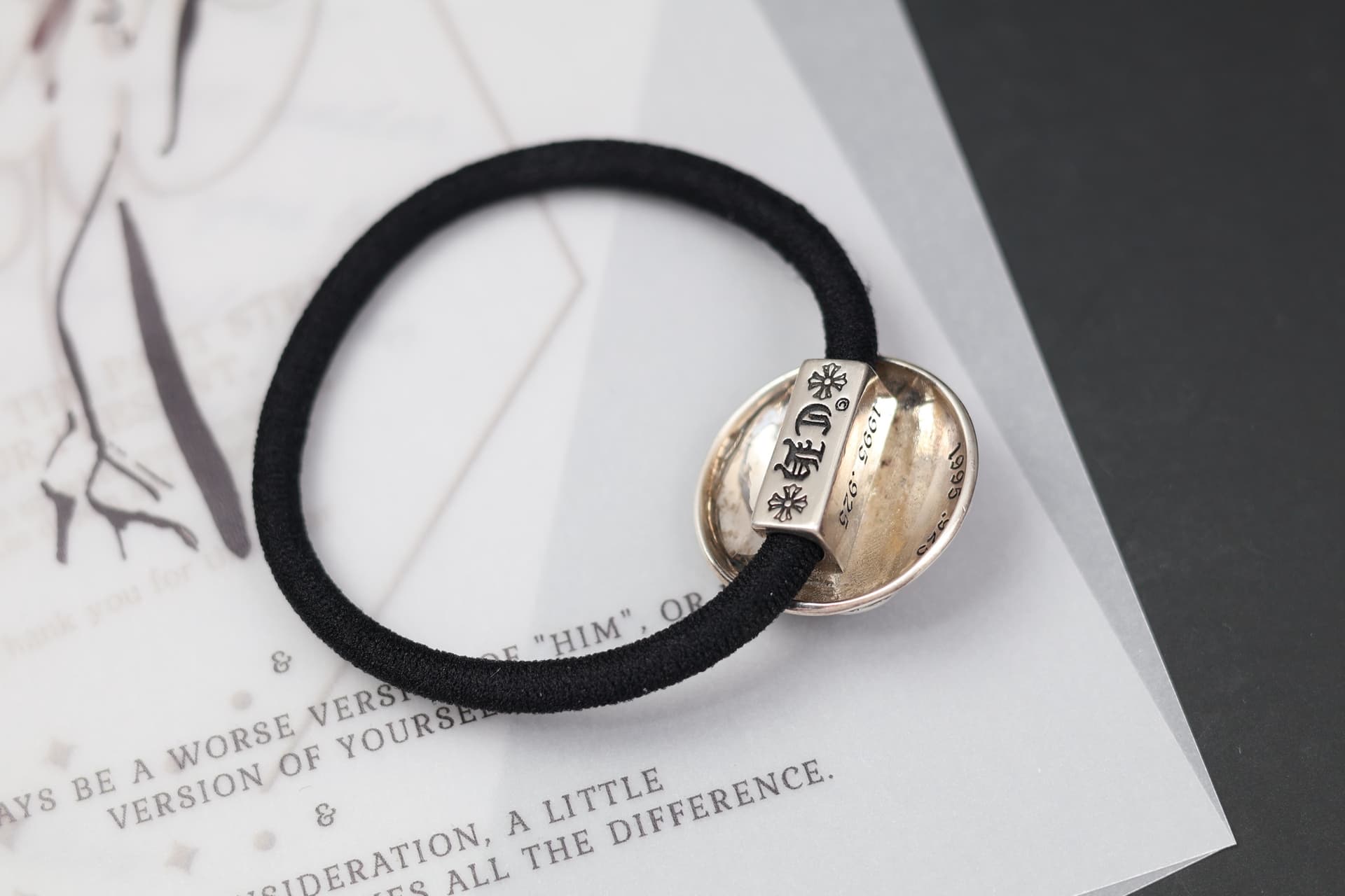 Крепление эластичного шнура на серебряной накладке резинки Chrome Hearts