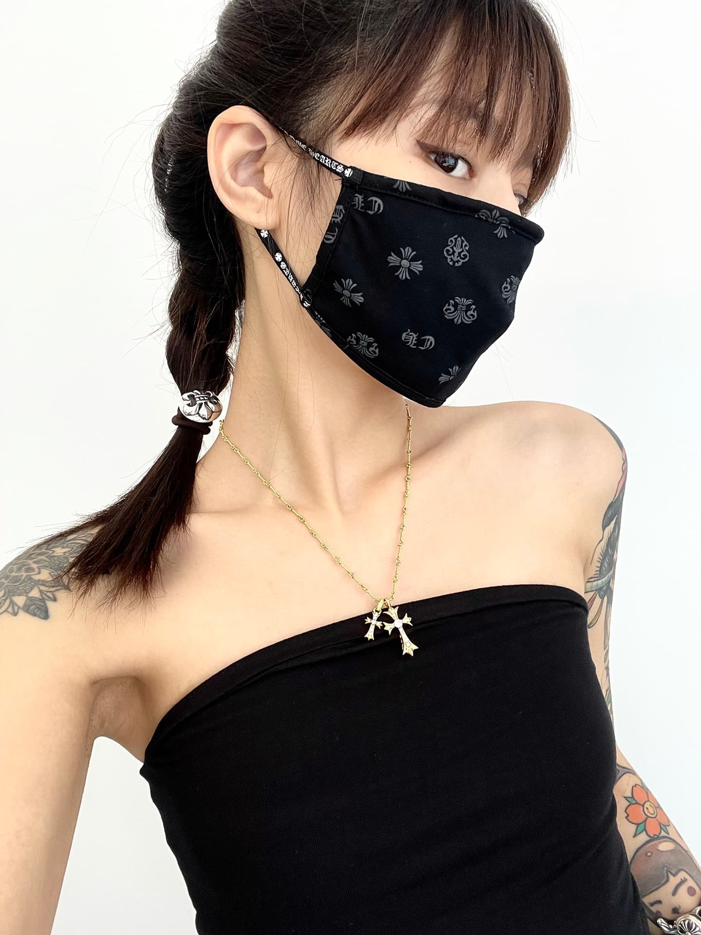 Резинка для волос Chrome Hearts с серебряным элементом на модели