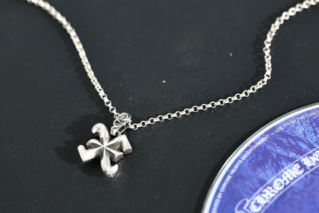 Подвеска в виде буквы X Chrome Hearts из серебра на цепочке