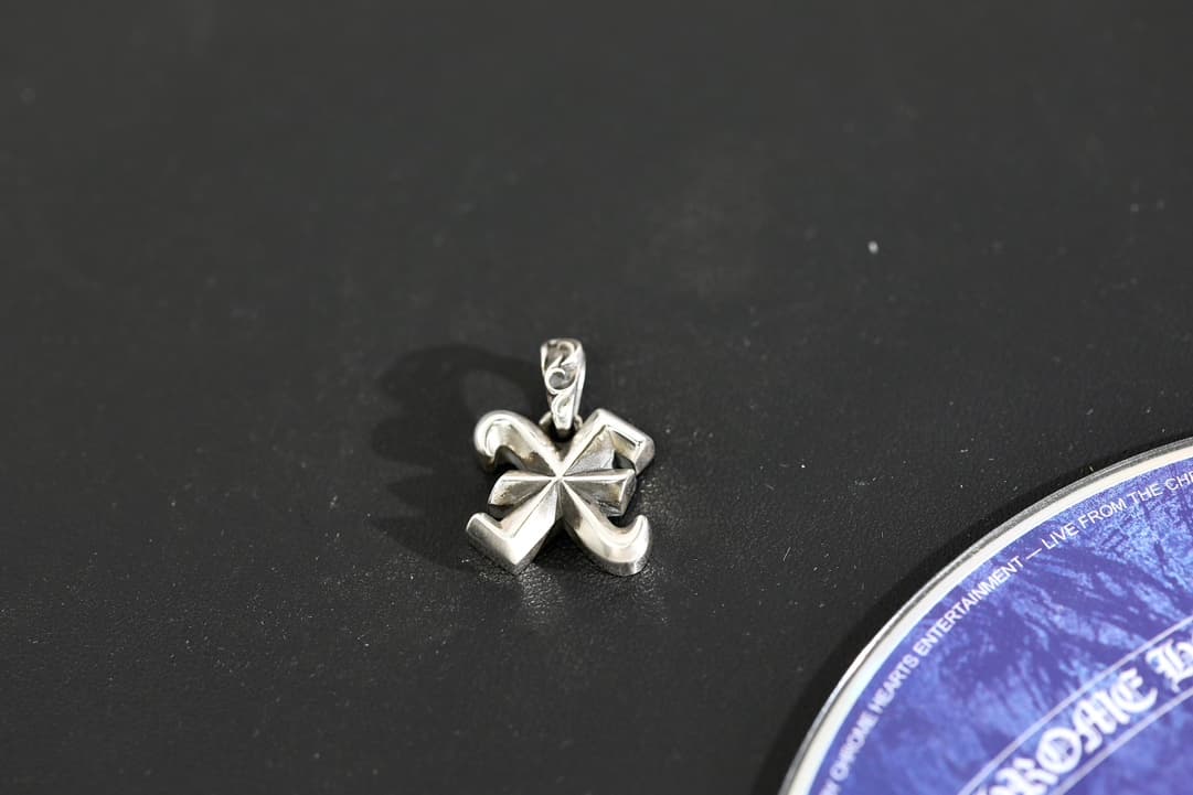 Кулон-буква X Chrome Hearts из серебра 925 пробы, вид спереди