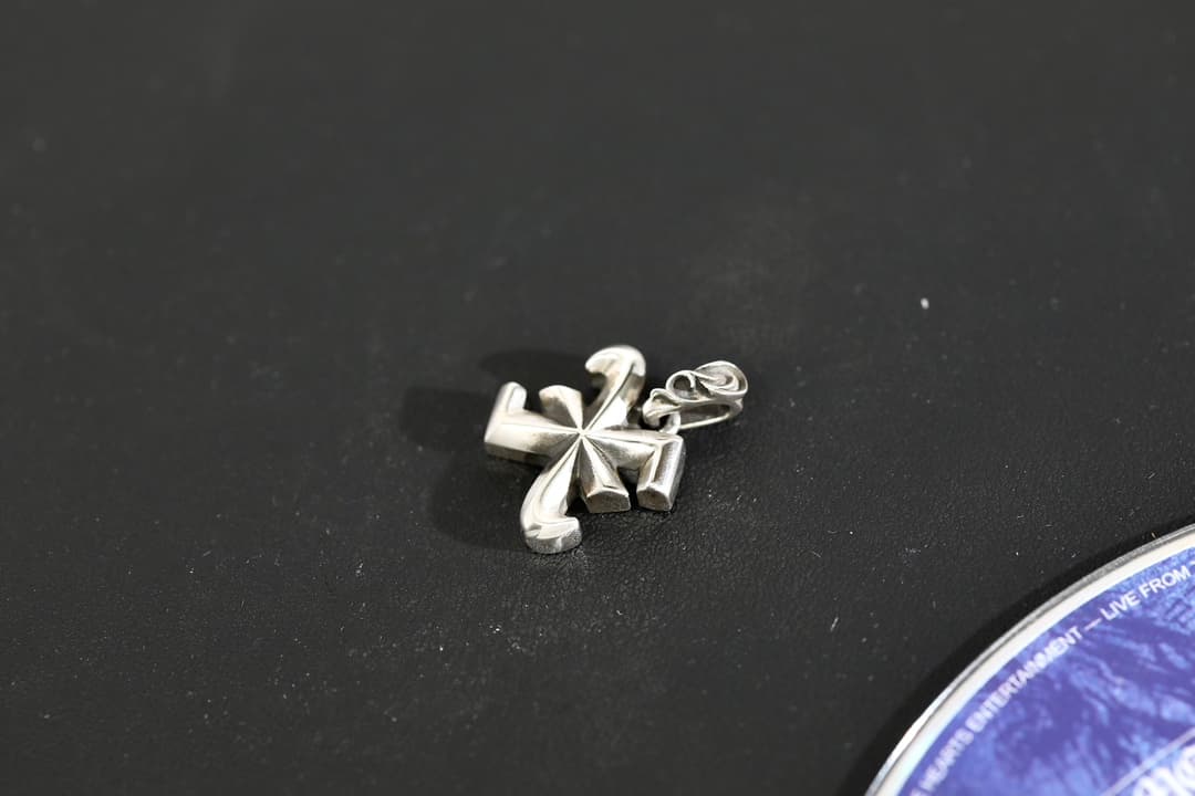 Серебряная подвеска буква X Chrome Hearts, ракурс сбоку