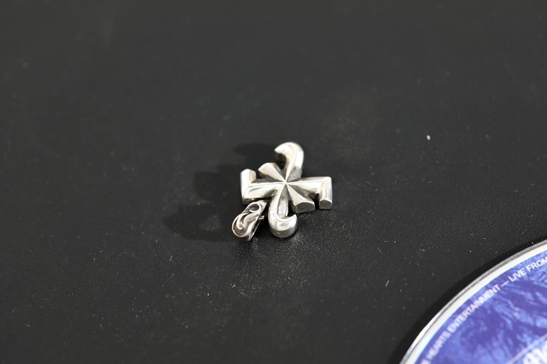 Подвеска Chrome Hearts буква X, вид сверху на ушко кулона