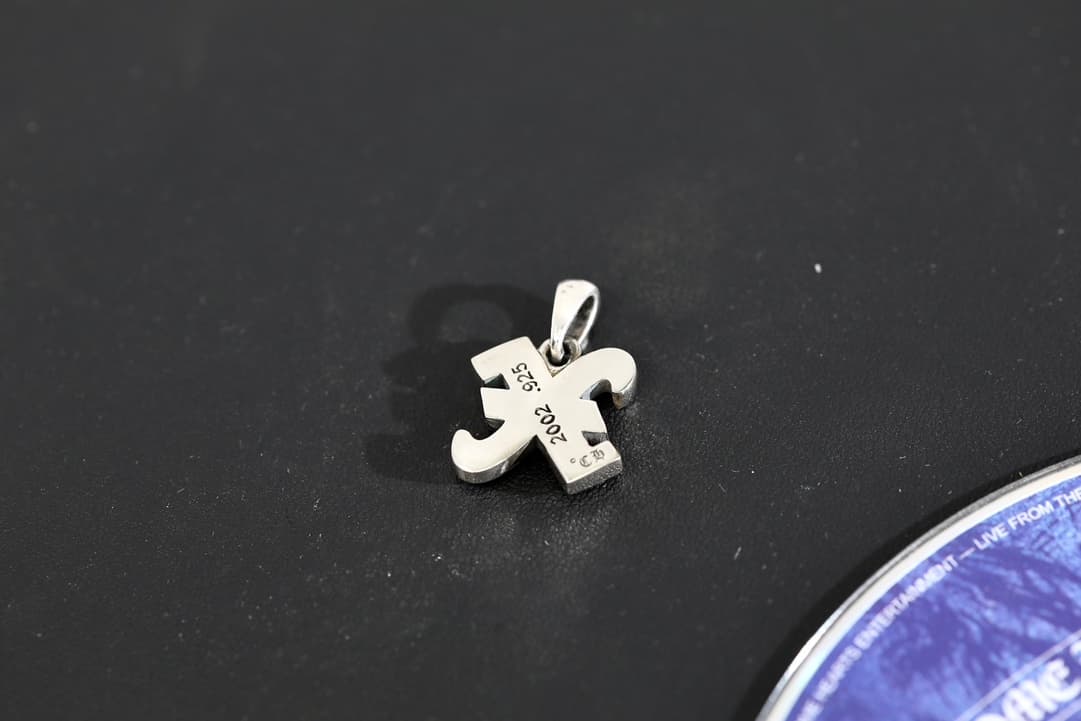 Оборотная сторона серебряной подвески Chrome Hearts буква X с гравировкой