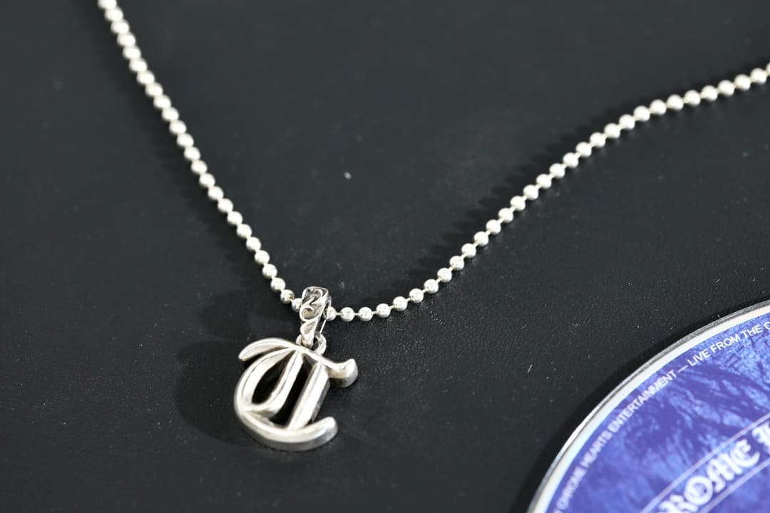 Серебряная подвеска Chrome Hearts с буквой T на шариковой цепочке
