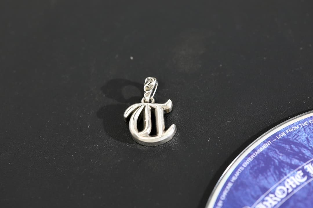 Подвеска-буква T Chrome Hearts из серебра 925 пробы, вид спереди