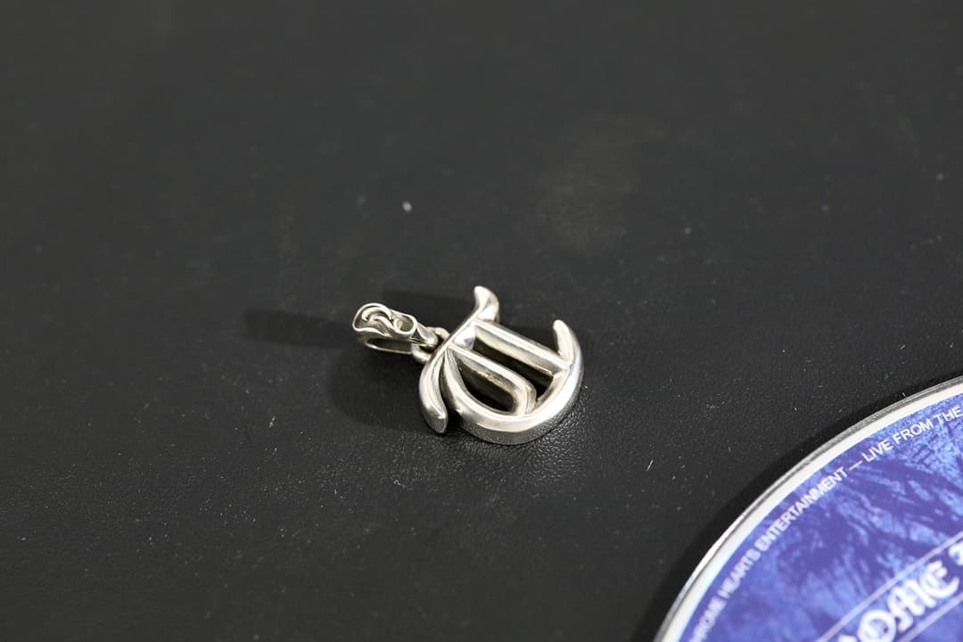 Кулон Chrome Hearts с буквой T под углом