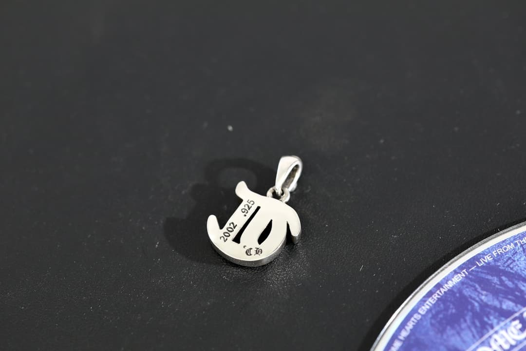 Обратная сторона подвески Chrome Hearts T с фирменной гравировкой и пробой 925