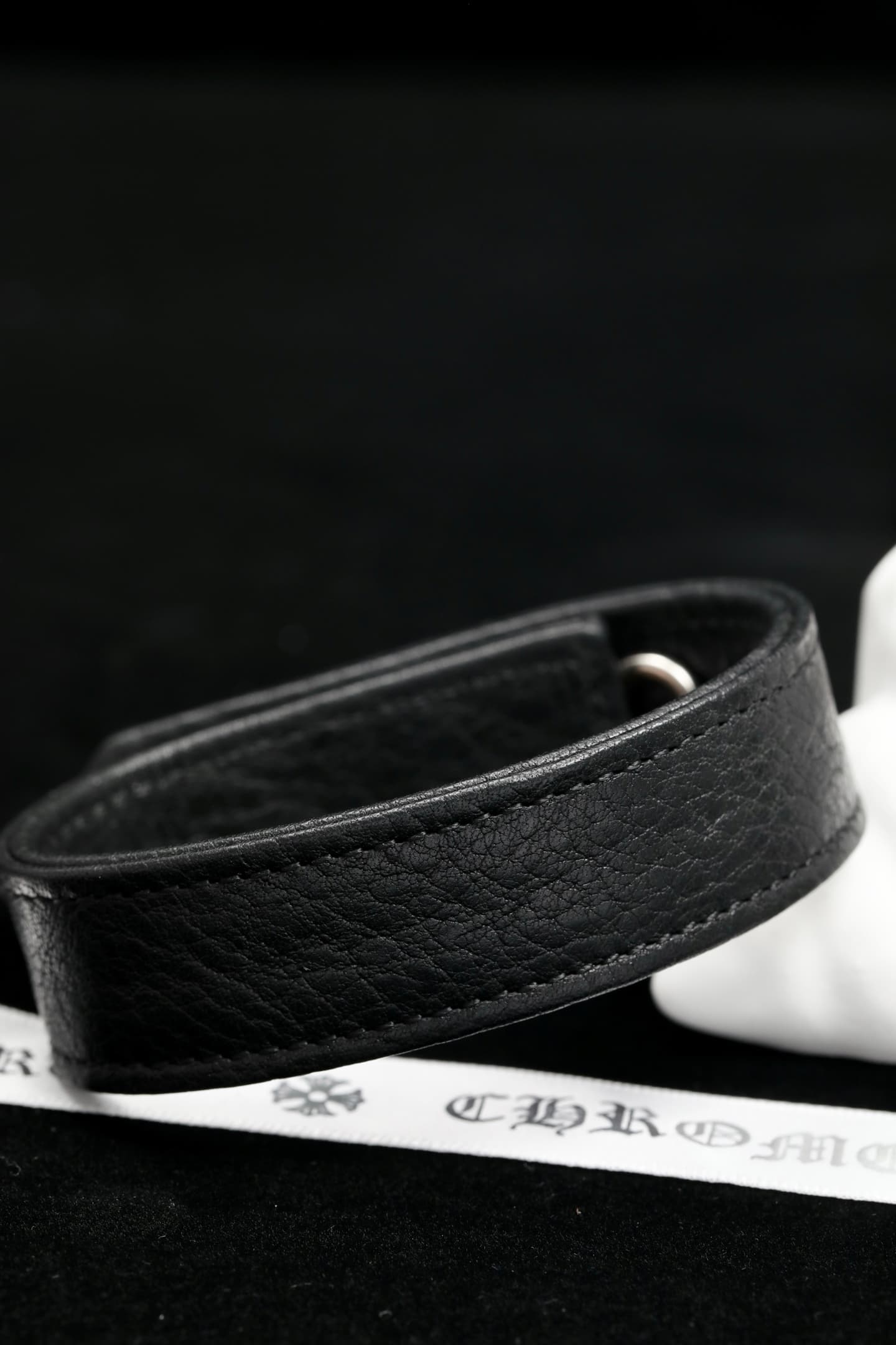 Черный кожаный браслет Chrome Hearts, вид сзади