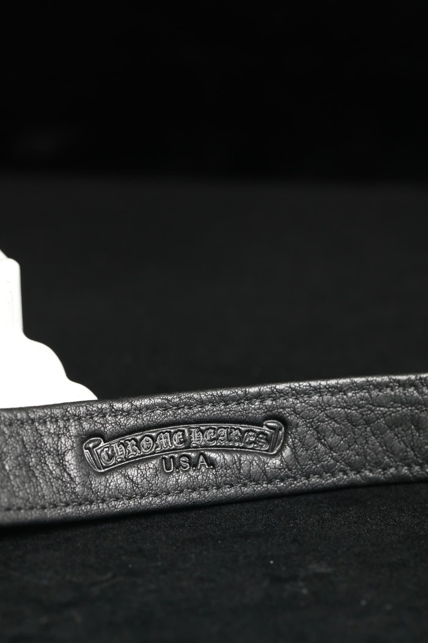 Тиснение Chrome Hearts USA на поверхности кожаного ремешка