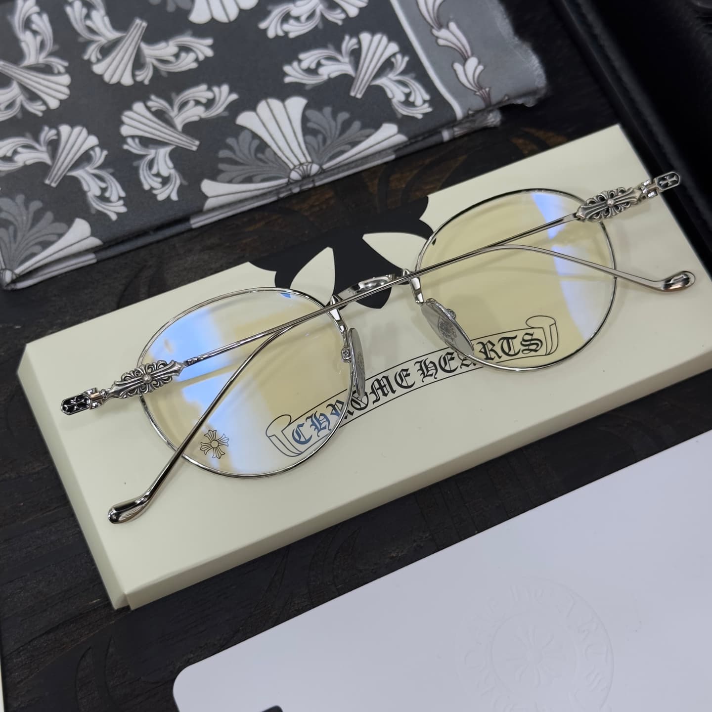 Круглые очки Chrome Hearts VAGIDICTORIAN III на фирменной подставке, вид спереди