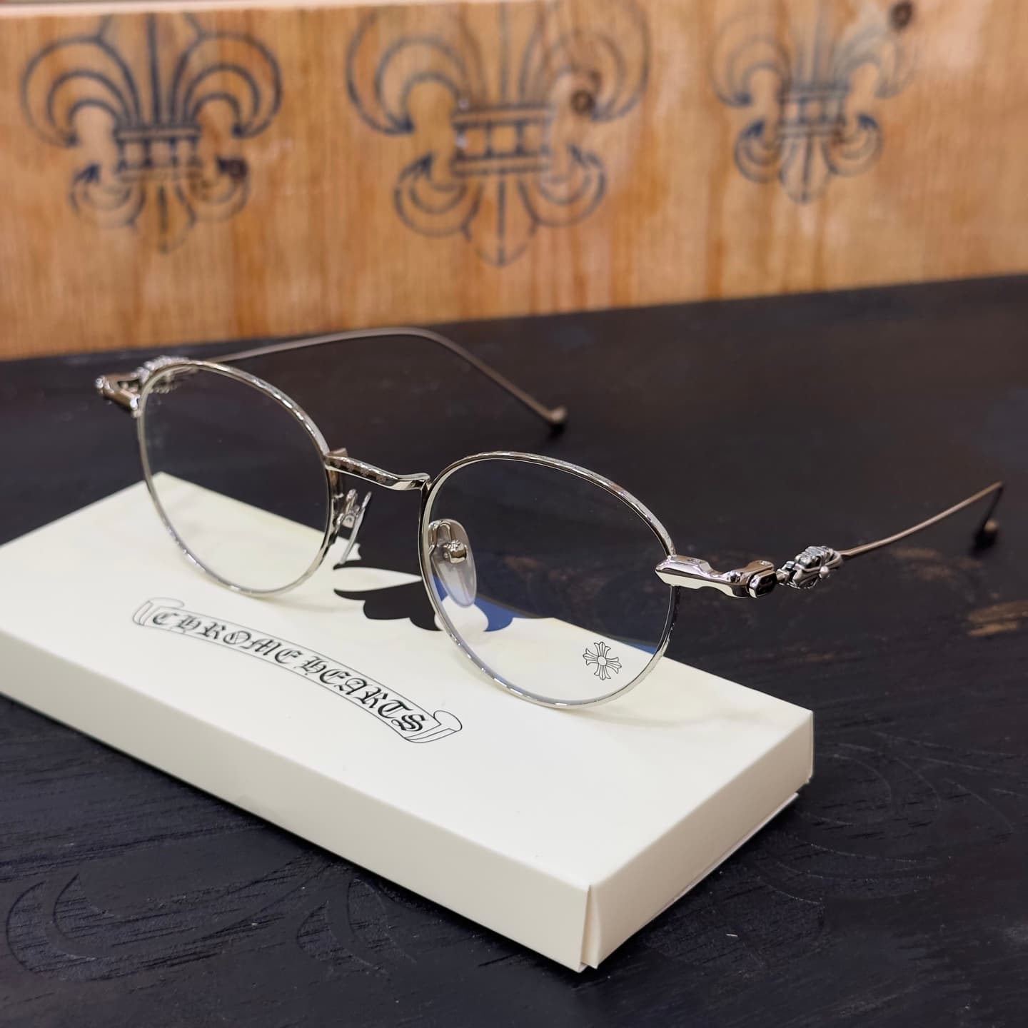 Оправа Chrome Hearts VAGIDICTORIAN III серебристого цвета, ракурс три четверти