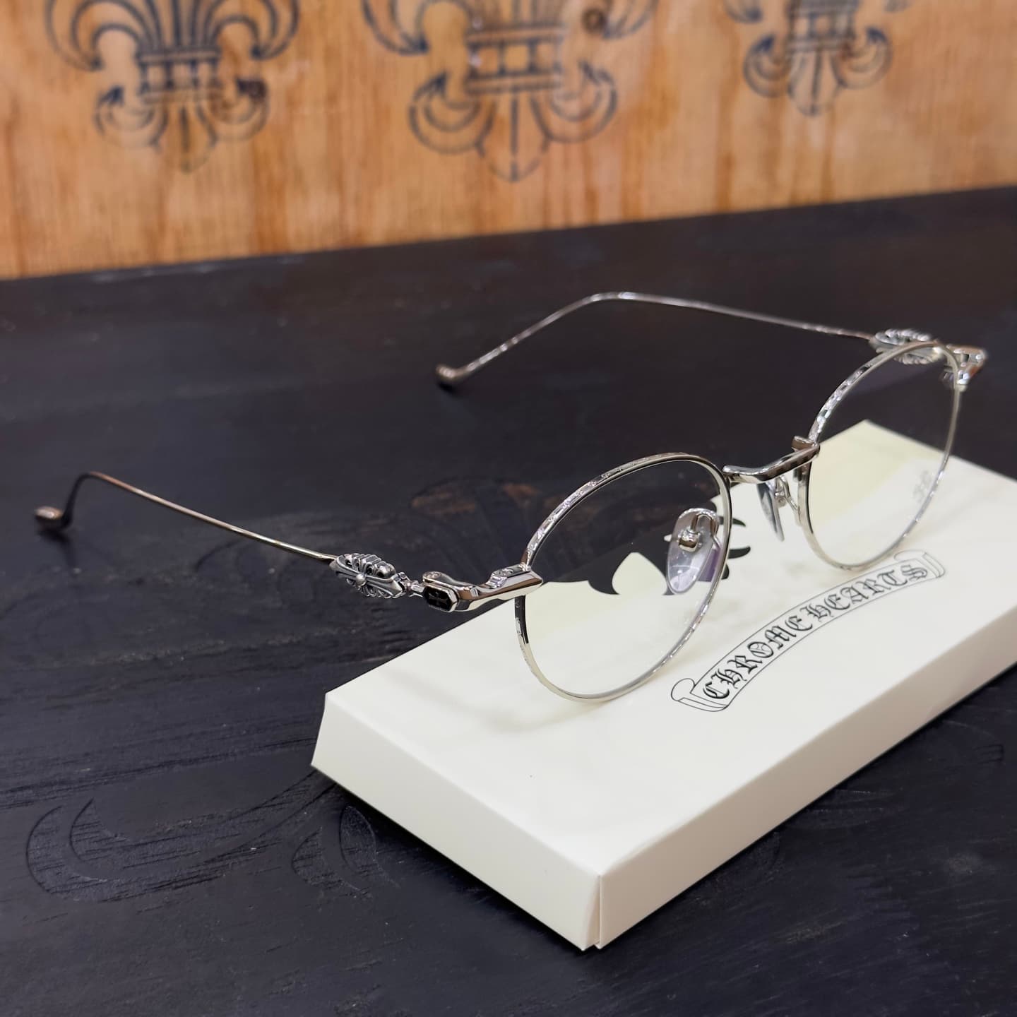 Очки Chrome Hearts VAGIDICTORIAN III с прозрачными линзами на белой подставке
