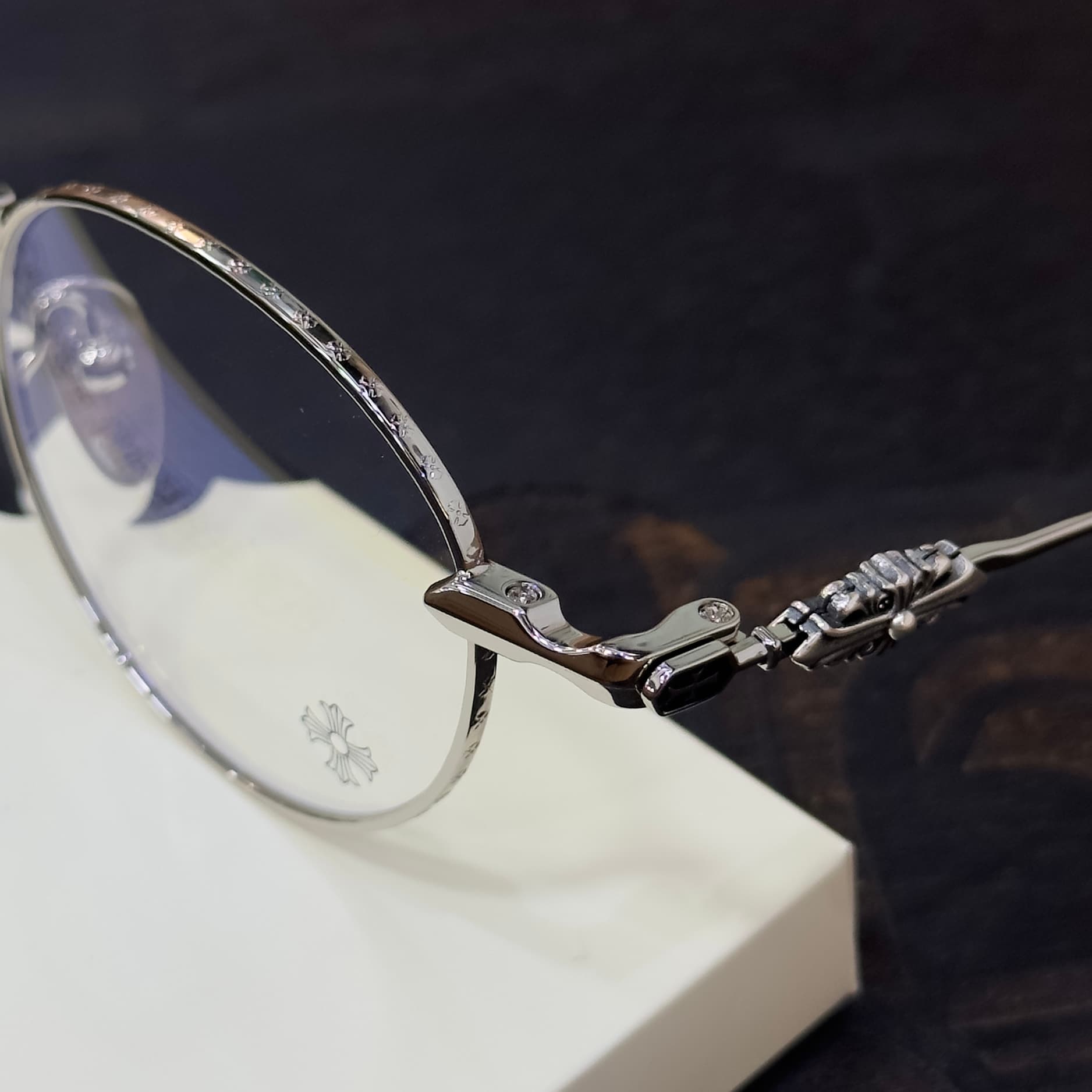 Крупный план обода оправы Chrome Hearts VAGIDICTORIAN III с гравировкой и серебряным шарниром