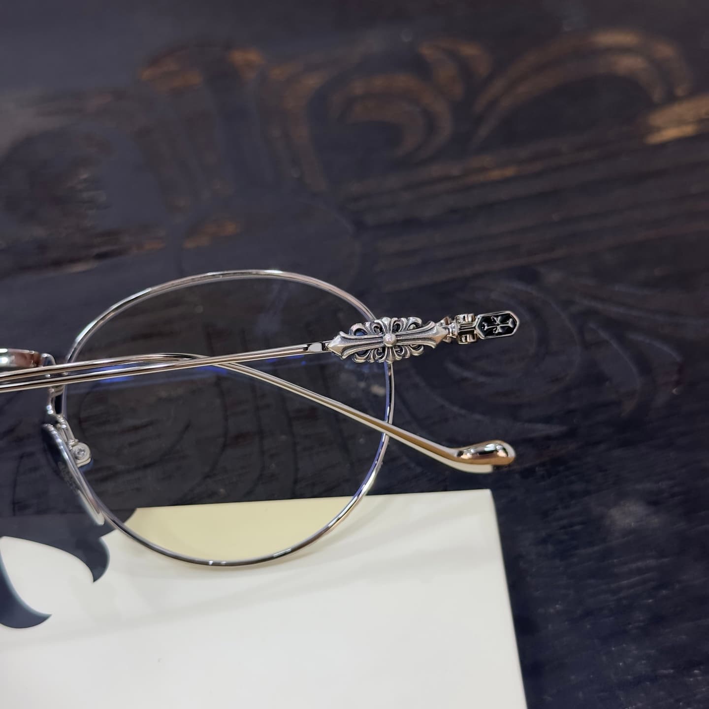 Деталь шарнира и заушника очков Chrome Hearts VAGIDICTORIAN III с крестообразным декором