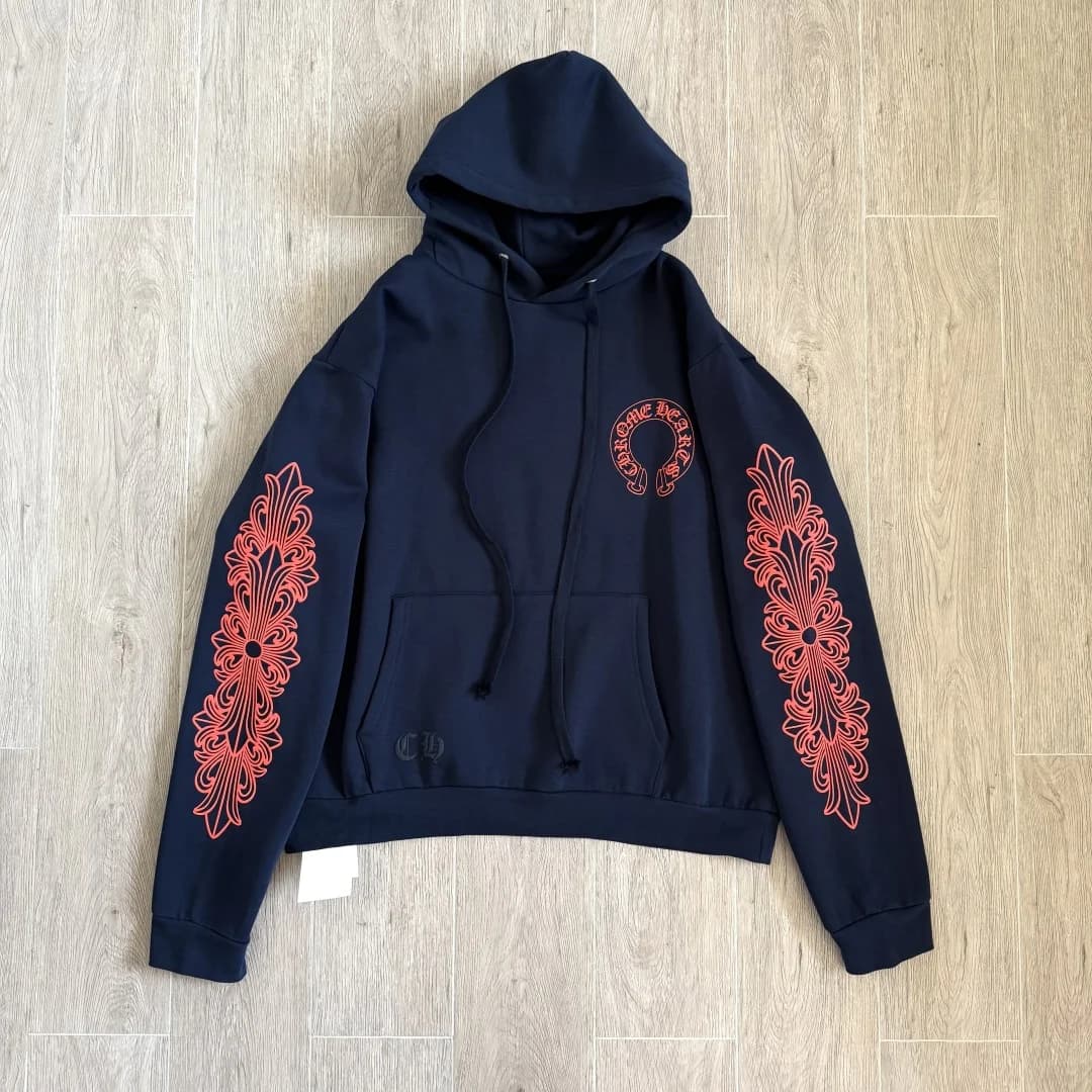 Темно-синее худи Chrome Hearts с красным принтом на рукавах, вид спереди