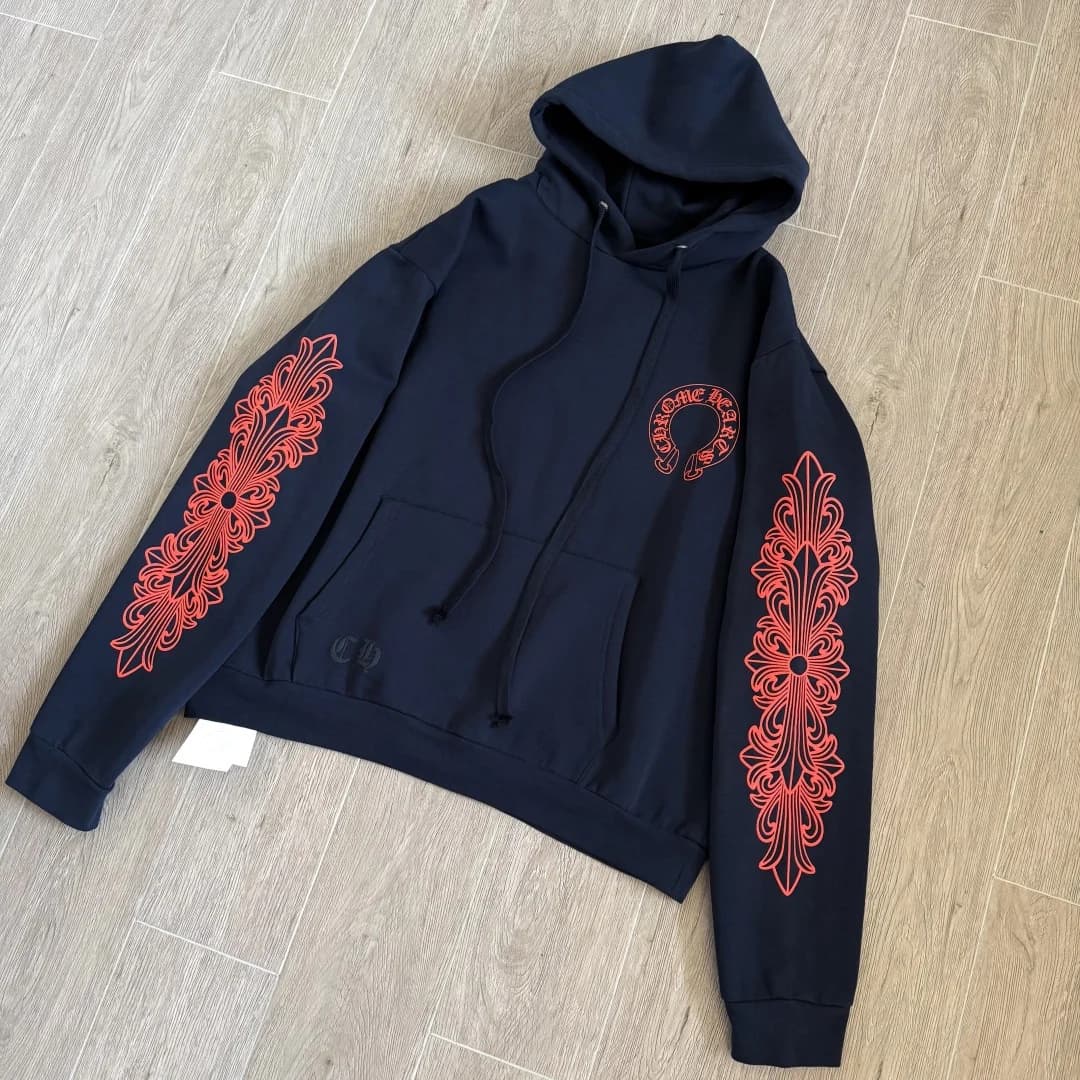 Худи Chrome Hearts темно-синего цвета, вид спереди под углом