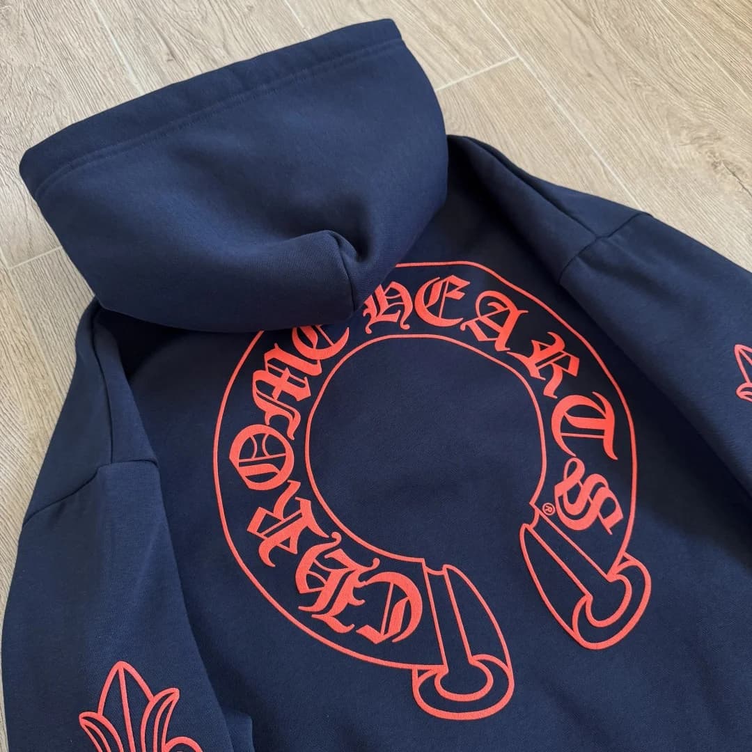 Вид со спины худи Chrome Hearts с красным принтом
