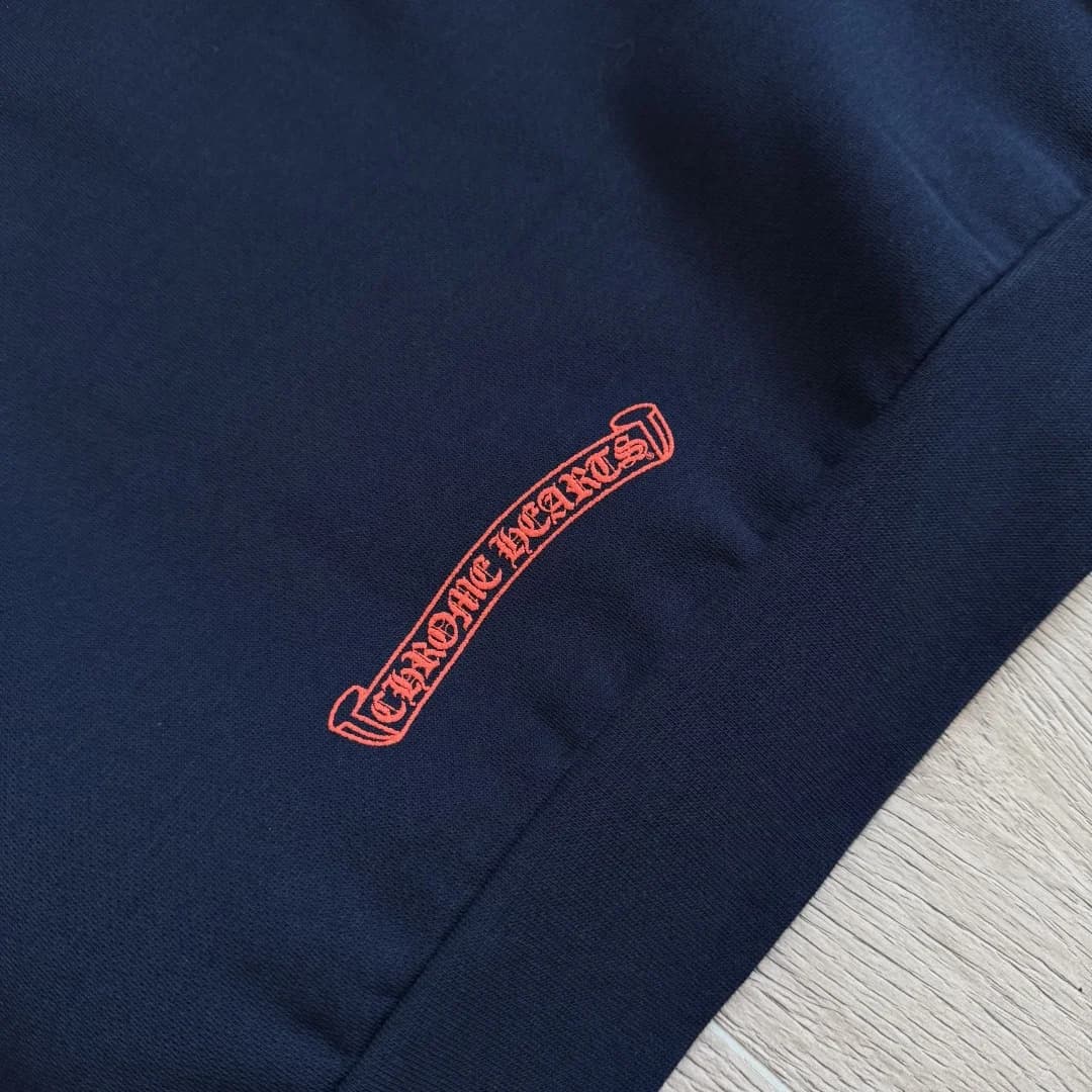 Маленький красный принт с названием бренда Chrome Hearts