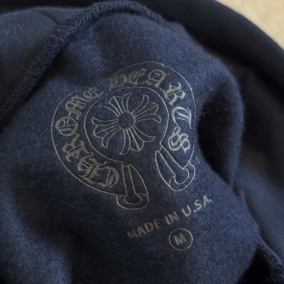 Внутренний принт на горловине худи Chrome Hearts с указанием размера M