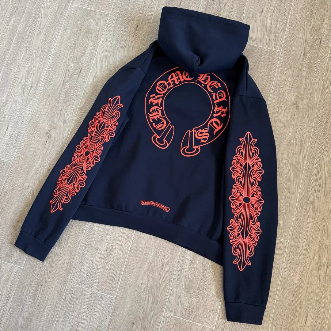 Худи Chrome Hearts с капюшоном, вид со спины под углом