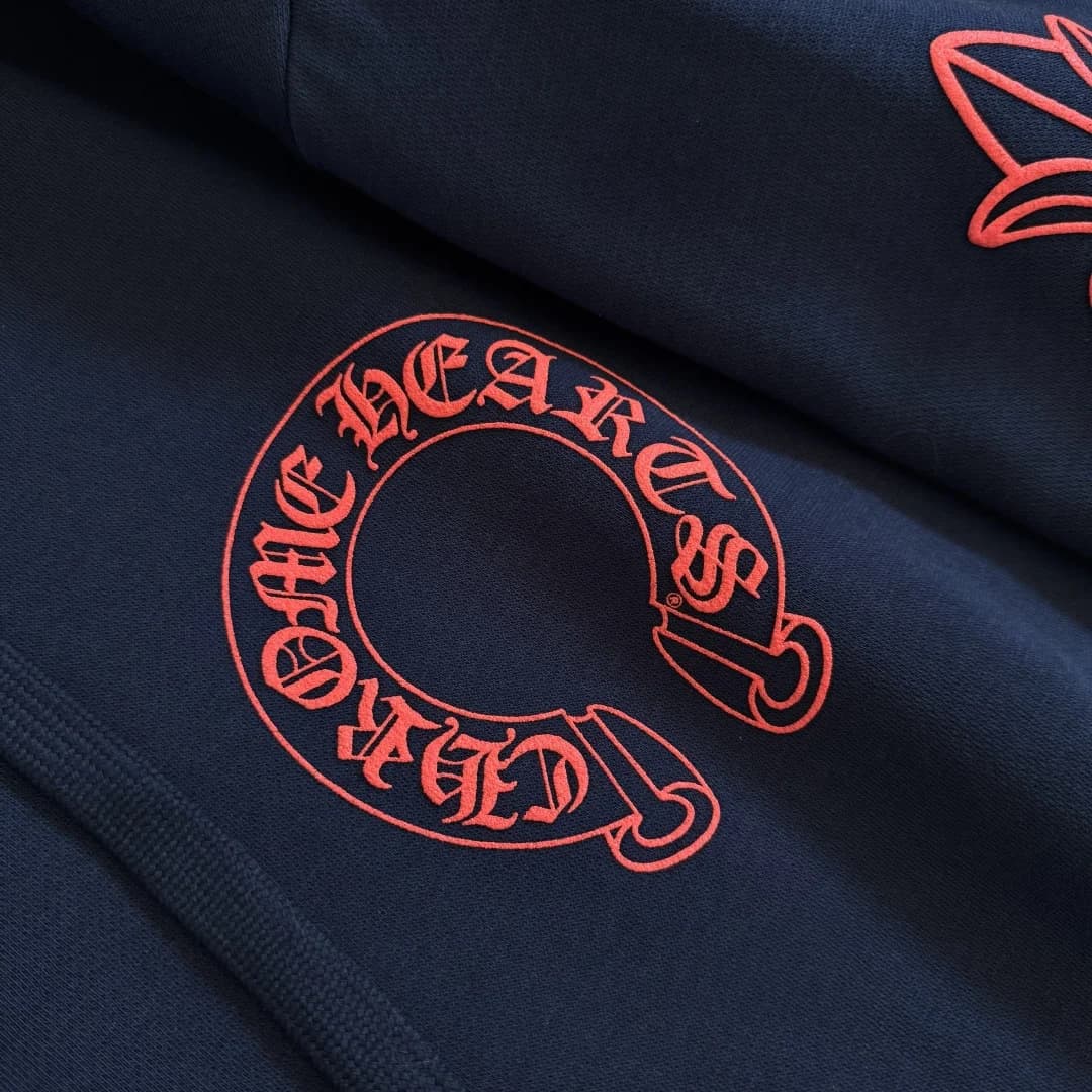 Красный принт в виде подковы с логотипом Chrome Hearts