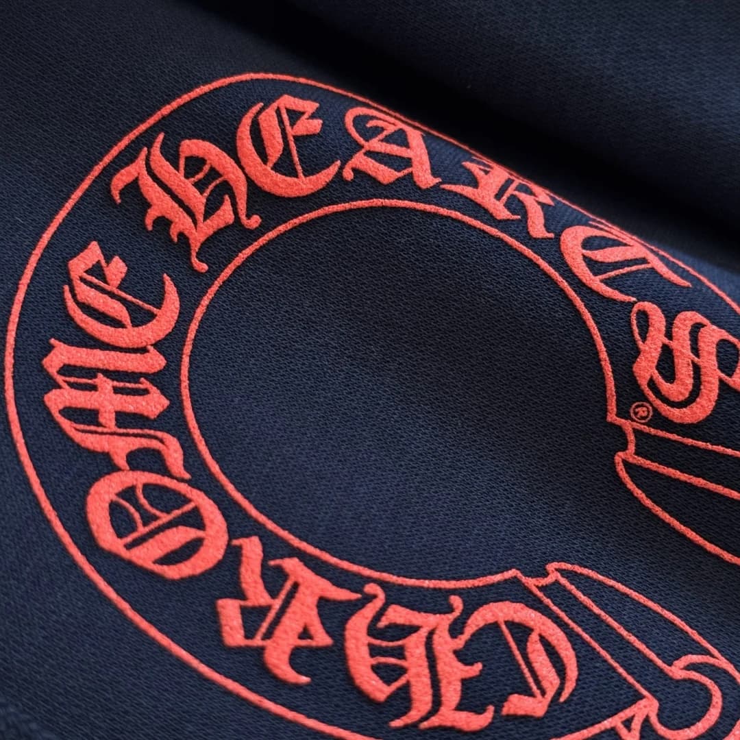 Крупный план красного принта Chrome Hearts на темно-синей ткани