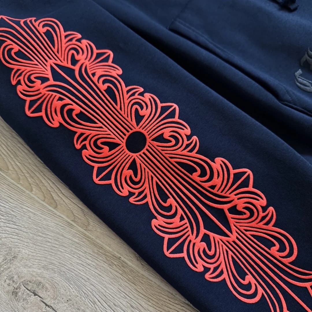 Красный цветочный принт на рукаве худи Chrome Hearts