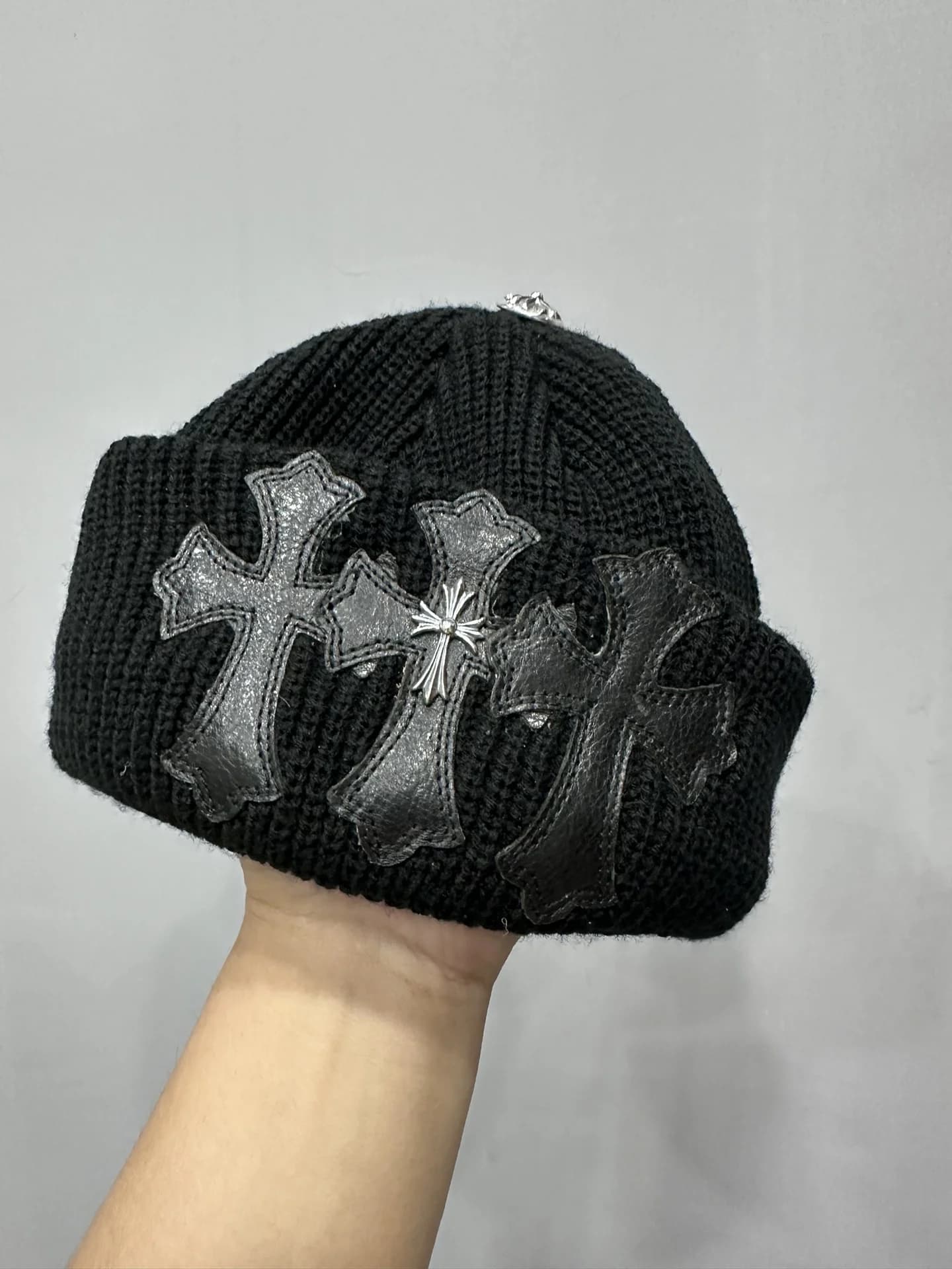 Черная вязаная шапка Chrome Hearts с кожаными нашивками-крестами