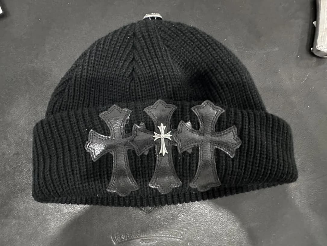 Черная шапка Chrome Hearts с серебряной фурнитурой