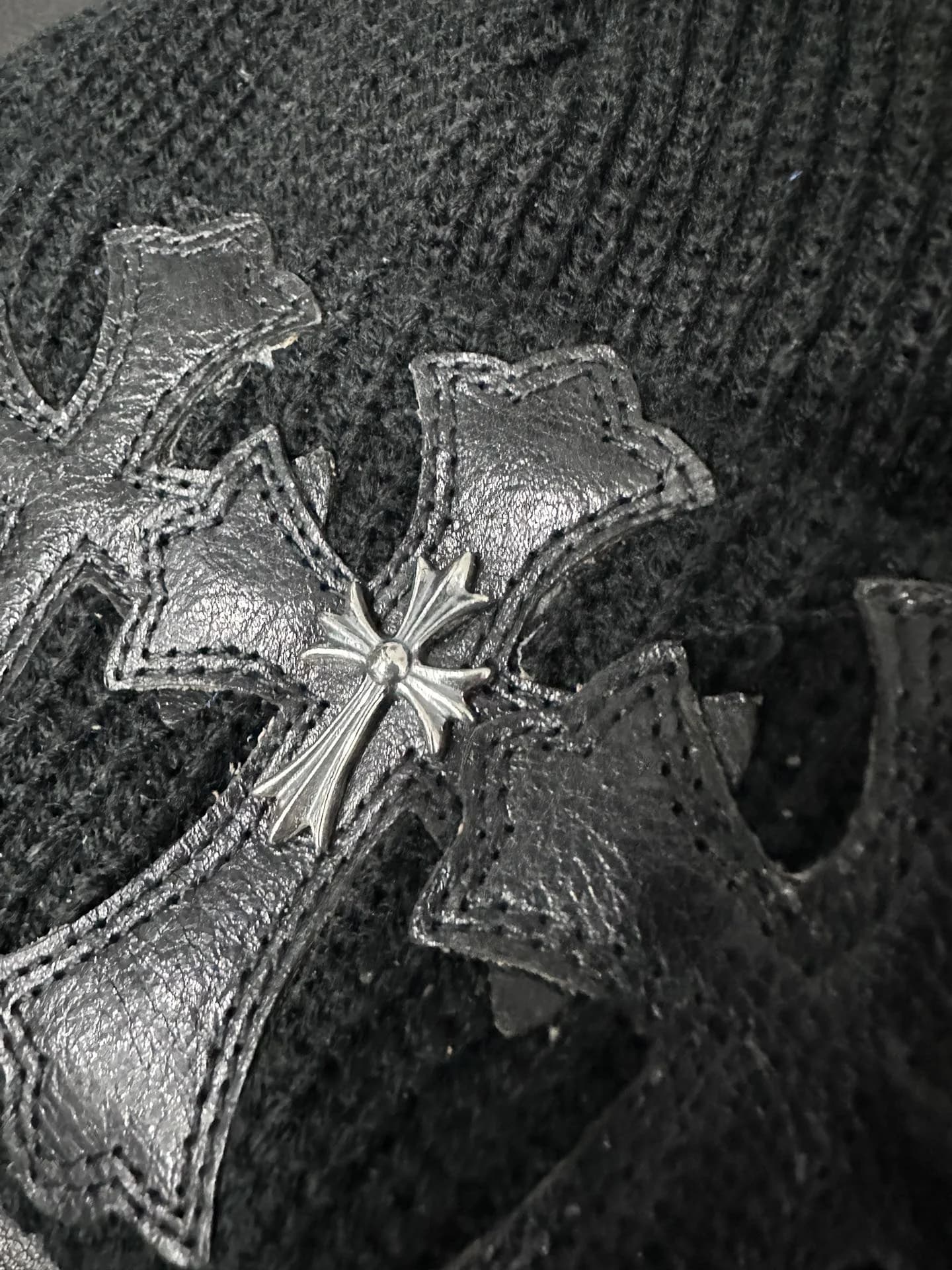 Деталь кожаной нашивки в виде креста на шапке Chrome Hearts
