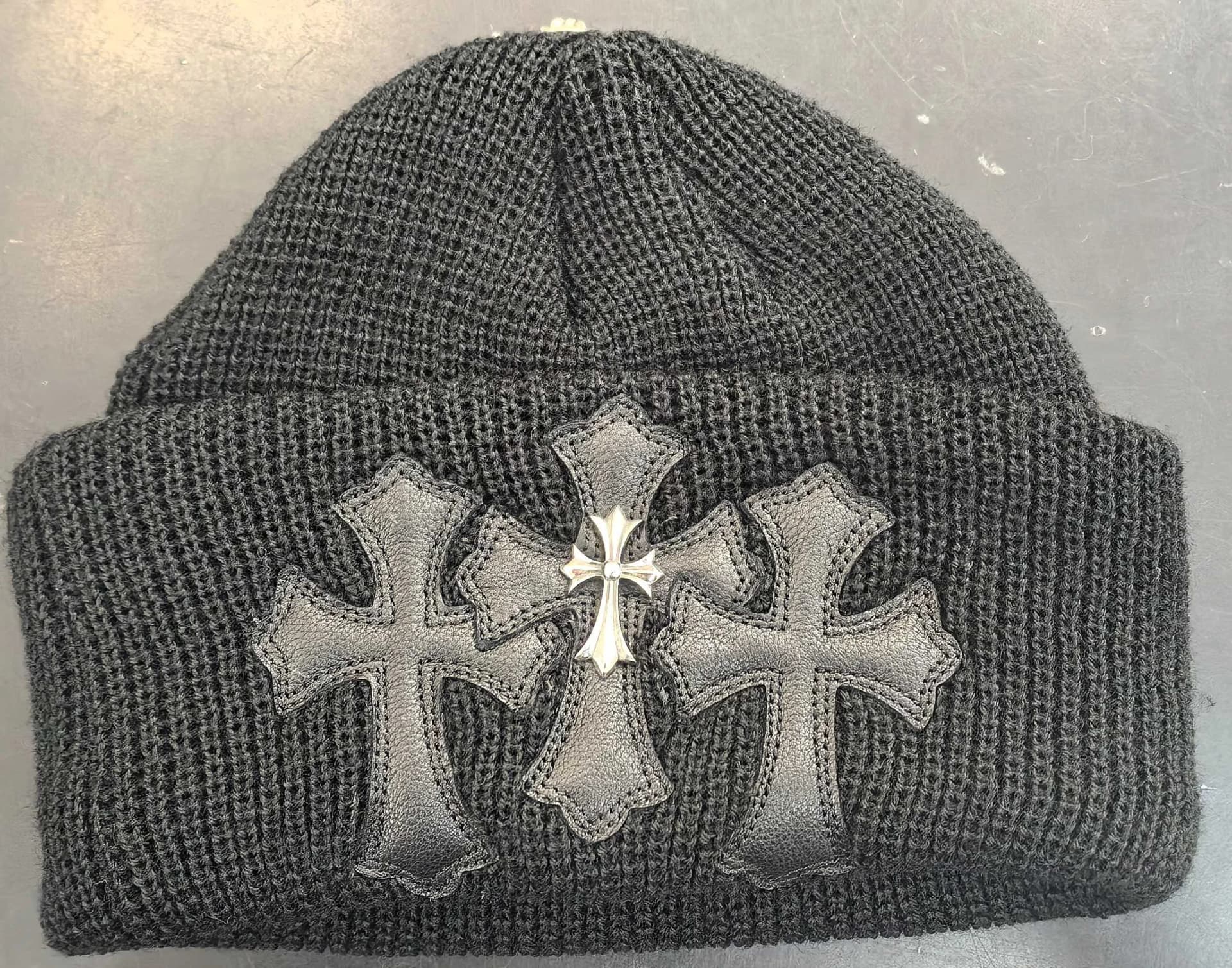 Черная шапка-бини Chrome Hearts, вид спереди