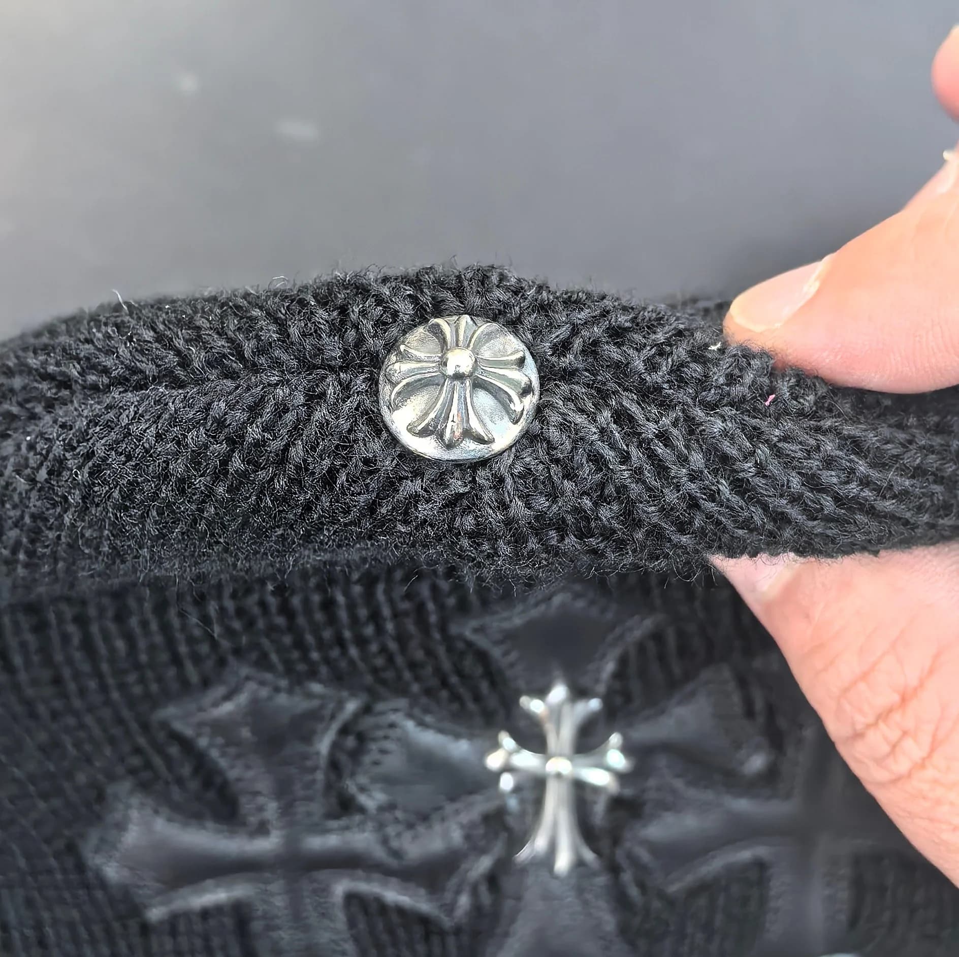 Серебряная заклепка на макушке шапки Chrome Hearts