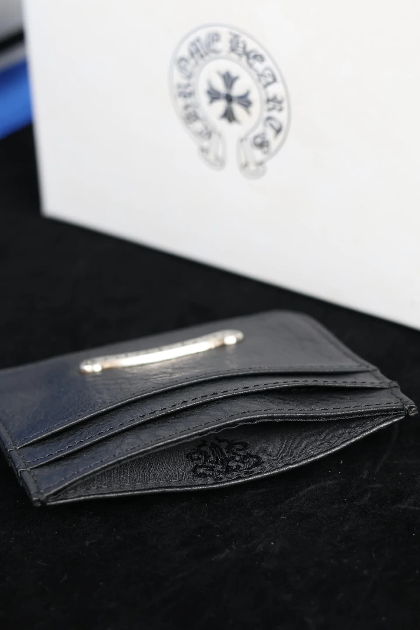 Внутреннее отделение картхолдера Chrome Hearts с фирменным узором