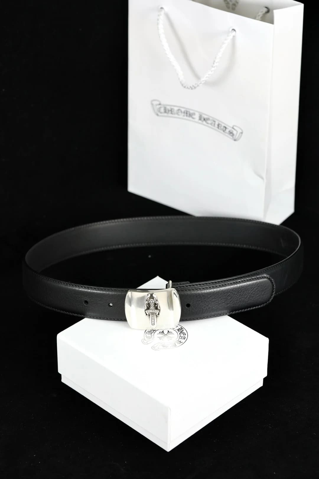 Кожаный ремень Chrome Hearts с серебряной пряжкой Dagger на подарочной коробке