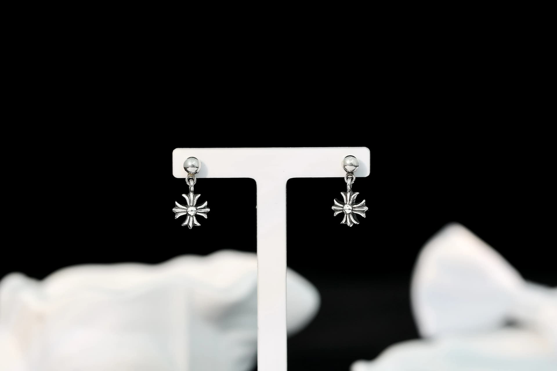 Серьги Chrome Hearts Cross Drop на демонстрационной подставке