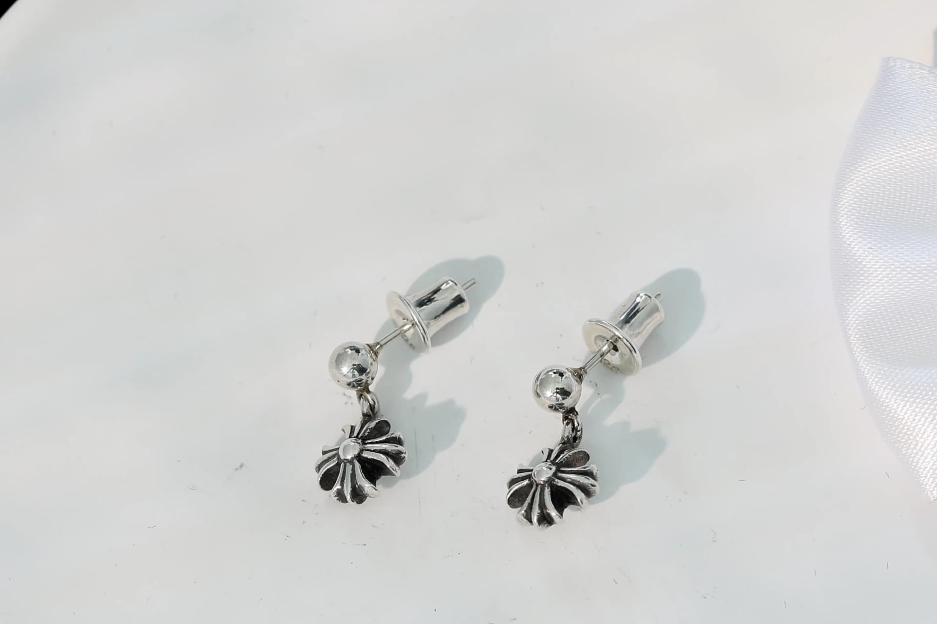 Серьги Chrome Hearts с застежками-пусетами
