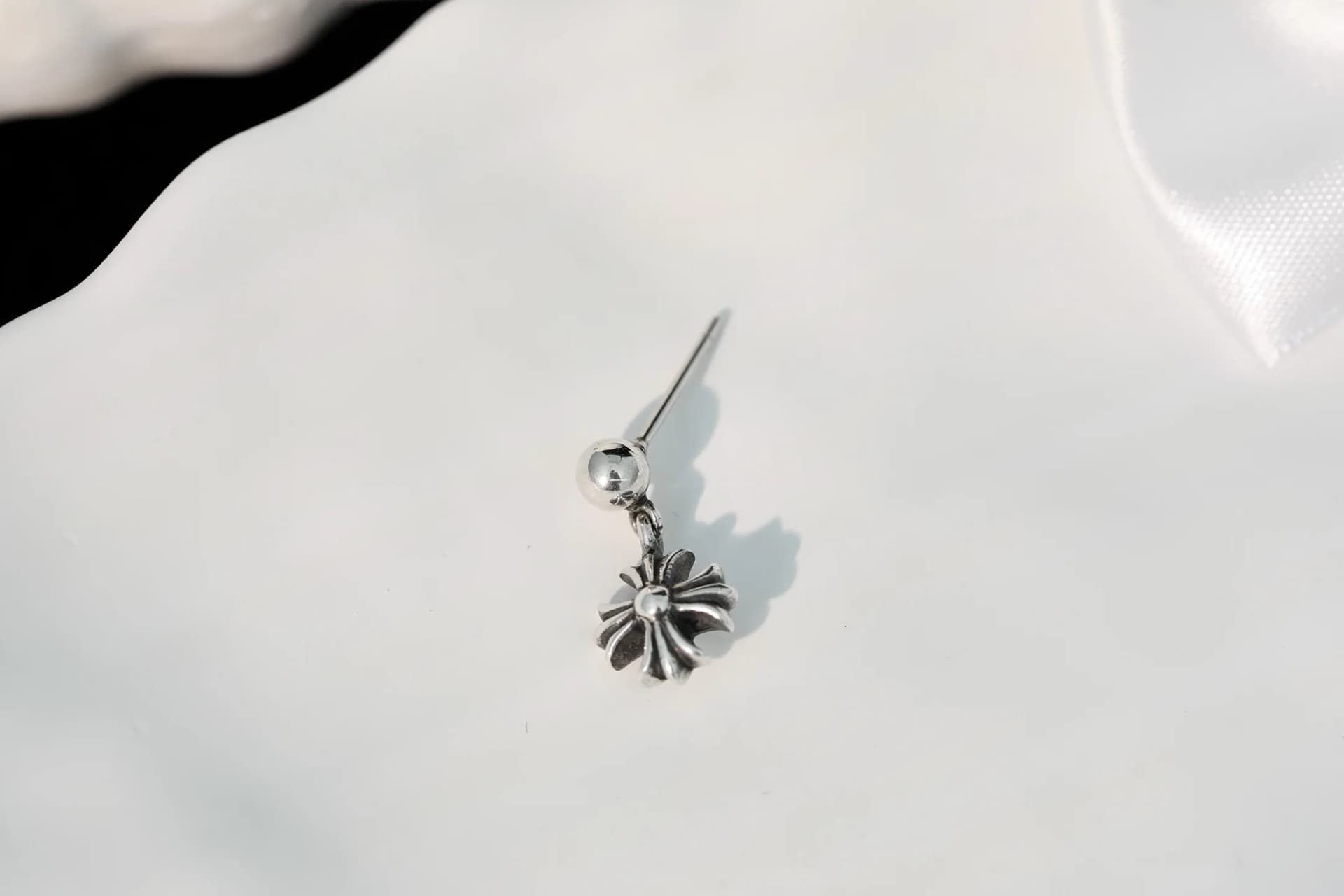 Серьга-пусет Chrome Hearts со штифтом на светлом фоне
