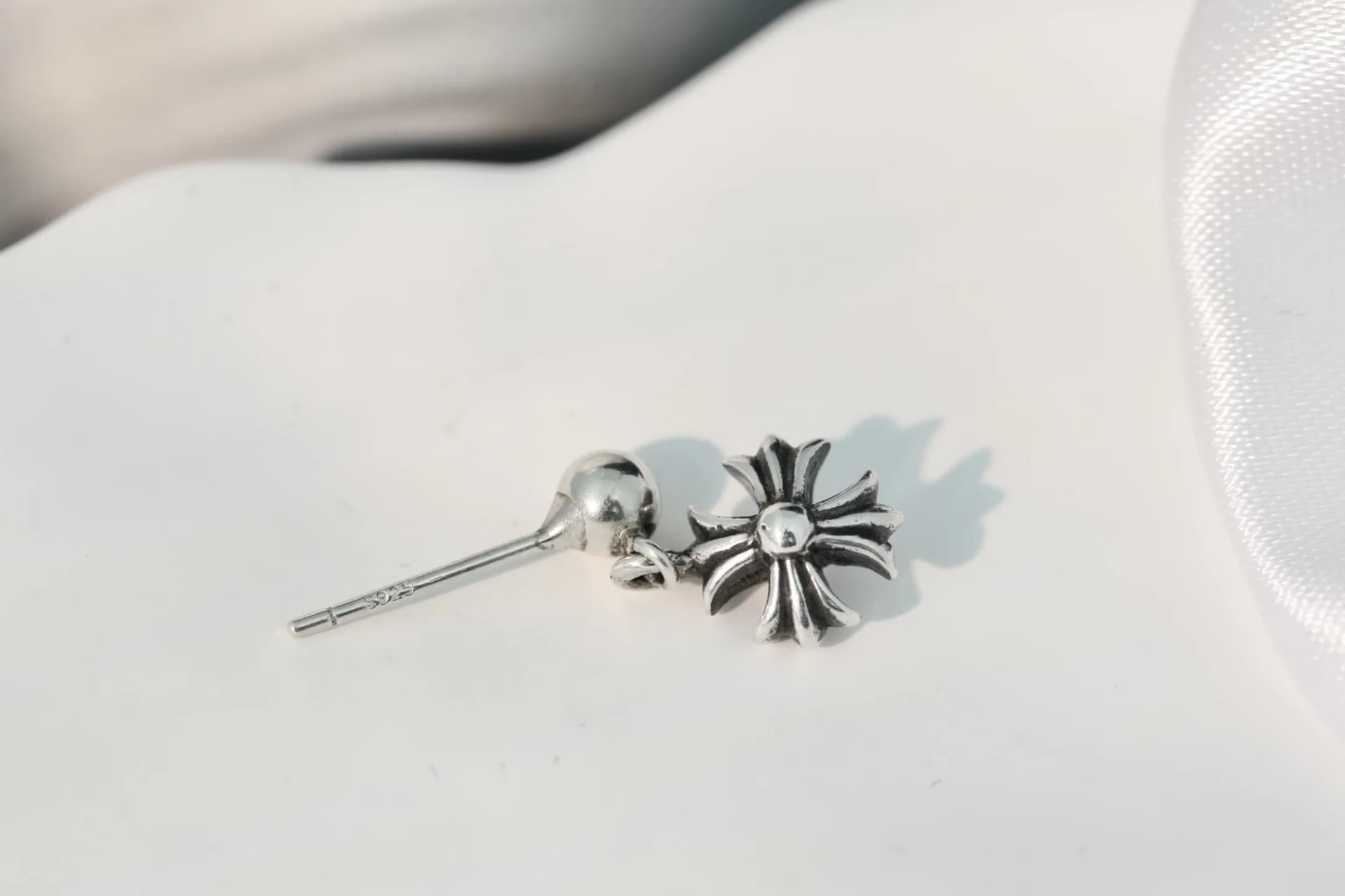 Серебряная серьга Chrome Hearts вид сбоку