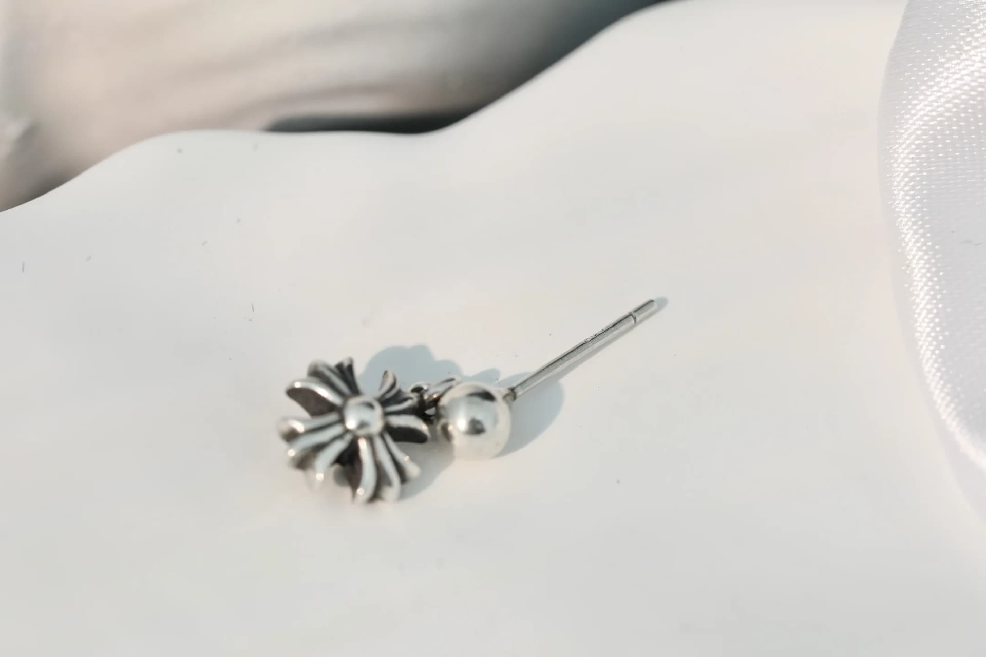Серьга-гвоздик Chrome Hearts с подвесным элементом