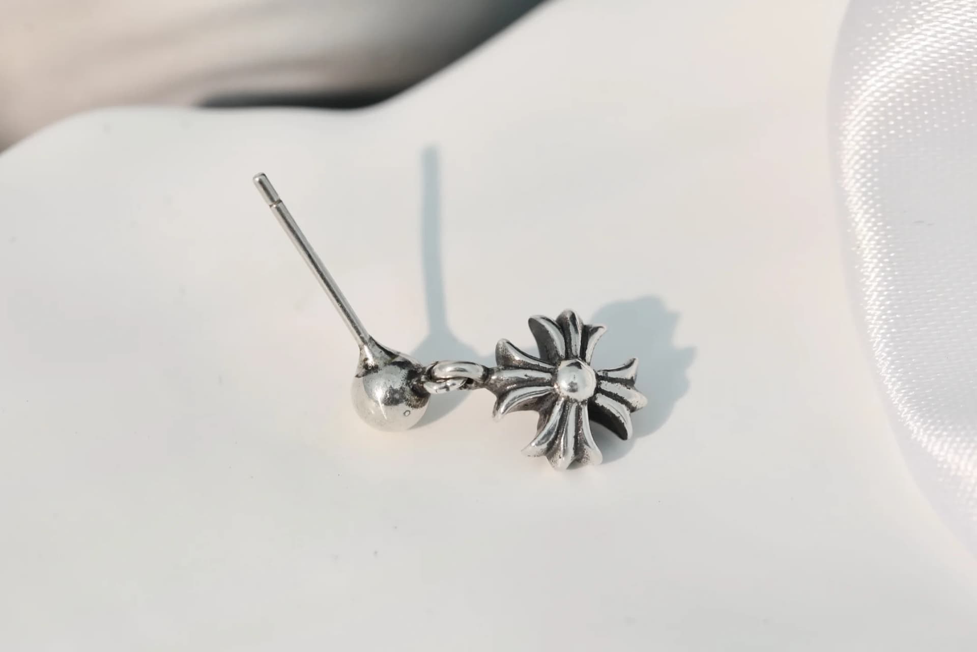 Детализированный вид серьги Chrome Hearts со штифтом