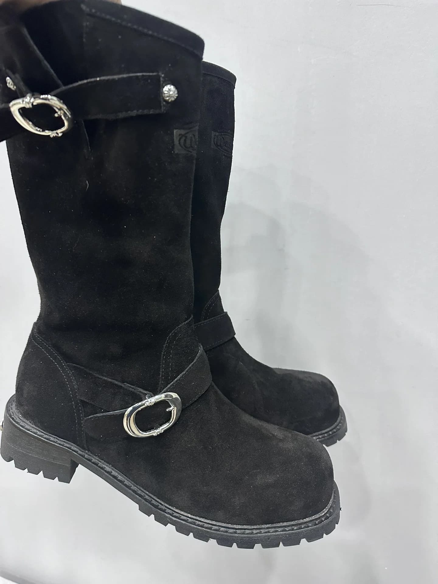 Черные замшевые сапоги Chrome Hearts x Wesco, вид сбоку